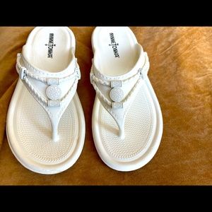 Women’s Minnetonka white  flip-flop sandals size 7 like brand new.